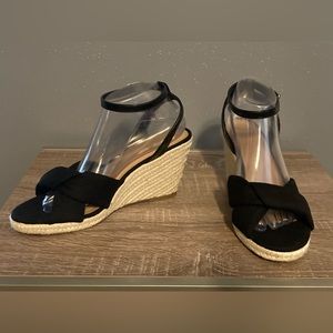Old Navy Black wedge sandals Sz 9 1/2